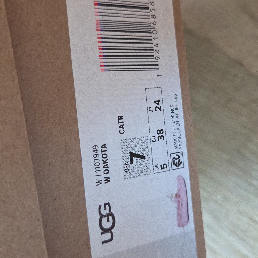 Women's UGG Dakota - Picture 8 of 8